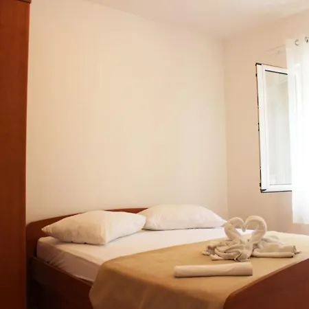 2 Bedrooms With Sea View Terrace And Wifi At 1 Km Away From The Apartment Supetar