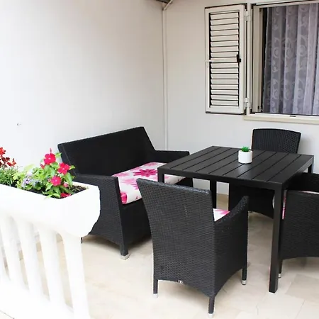 Apartment 2 Bedrooms With Sea View Terrace And Wifi At 1 Km Away From The Supetar